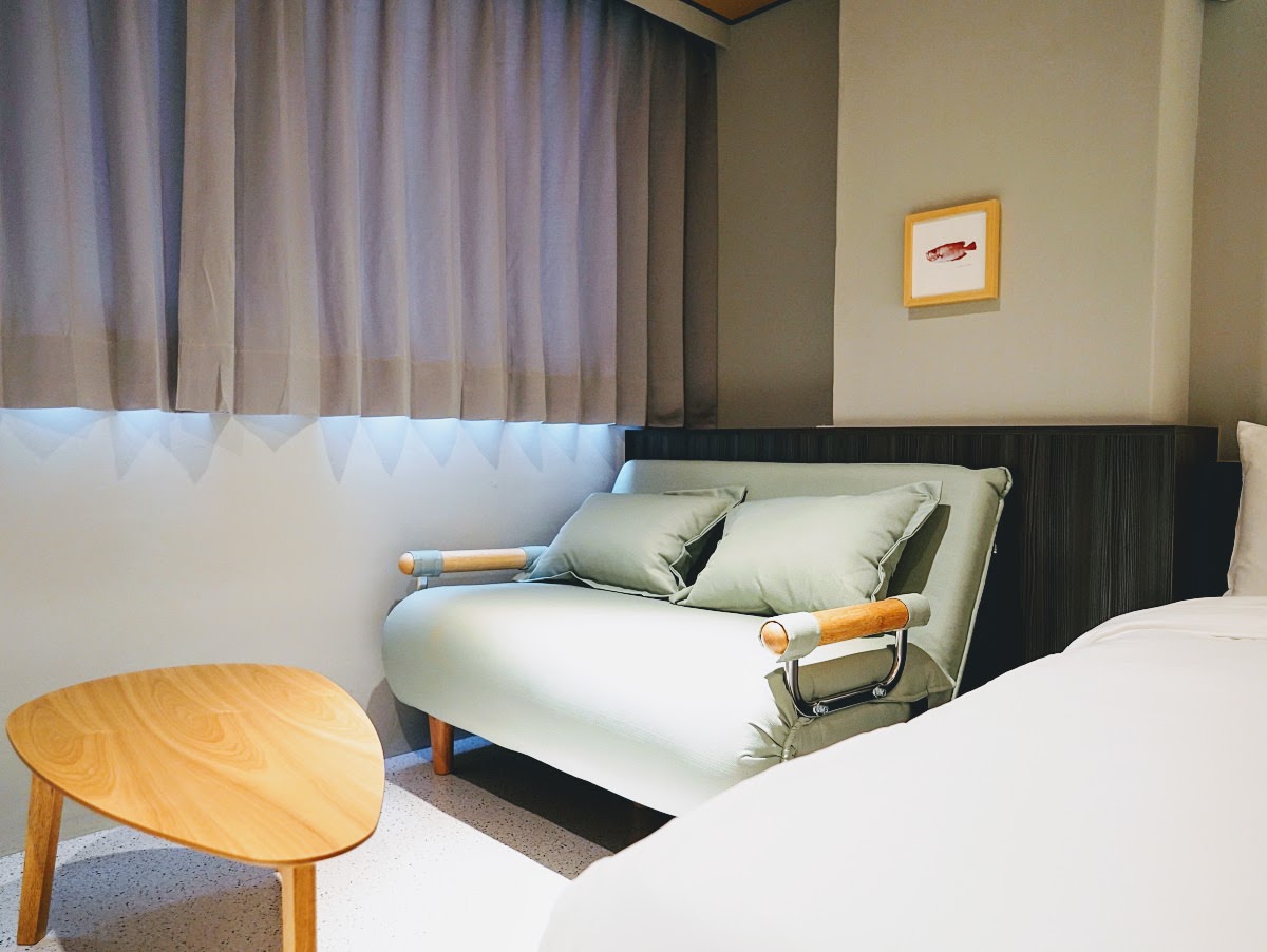 和寓旅店。ZZinn｜馬公市區全新開幕的輕裝潢旅店｜絕佳的交通位置與舒適的慵懶空間