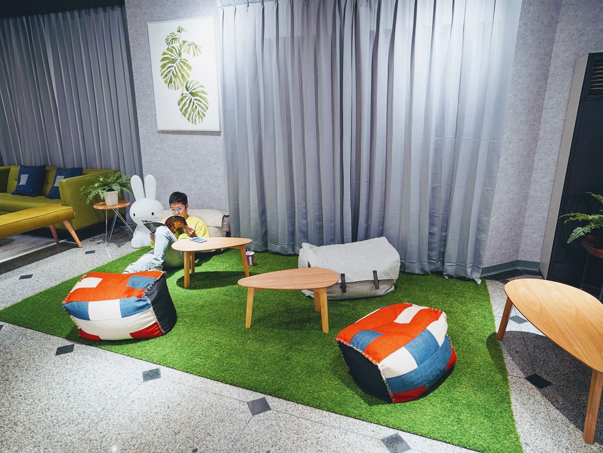 和寓旅店。ZZinn｜馬公市區全新開幕的輕裝潢旅店｜絕佳的交通位置與舒適的慵懶空間
