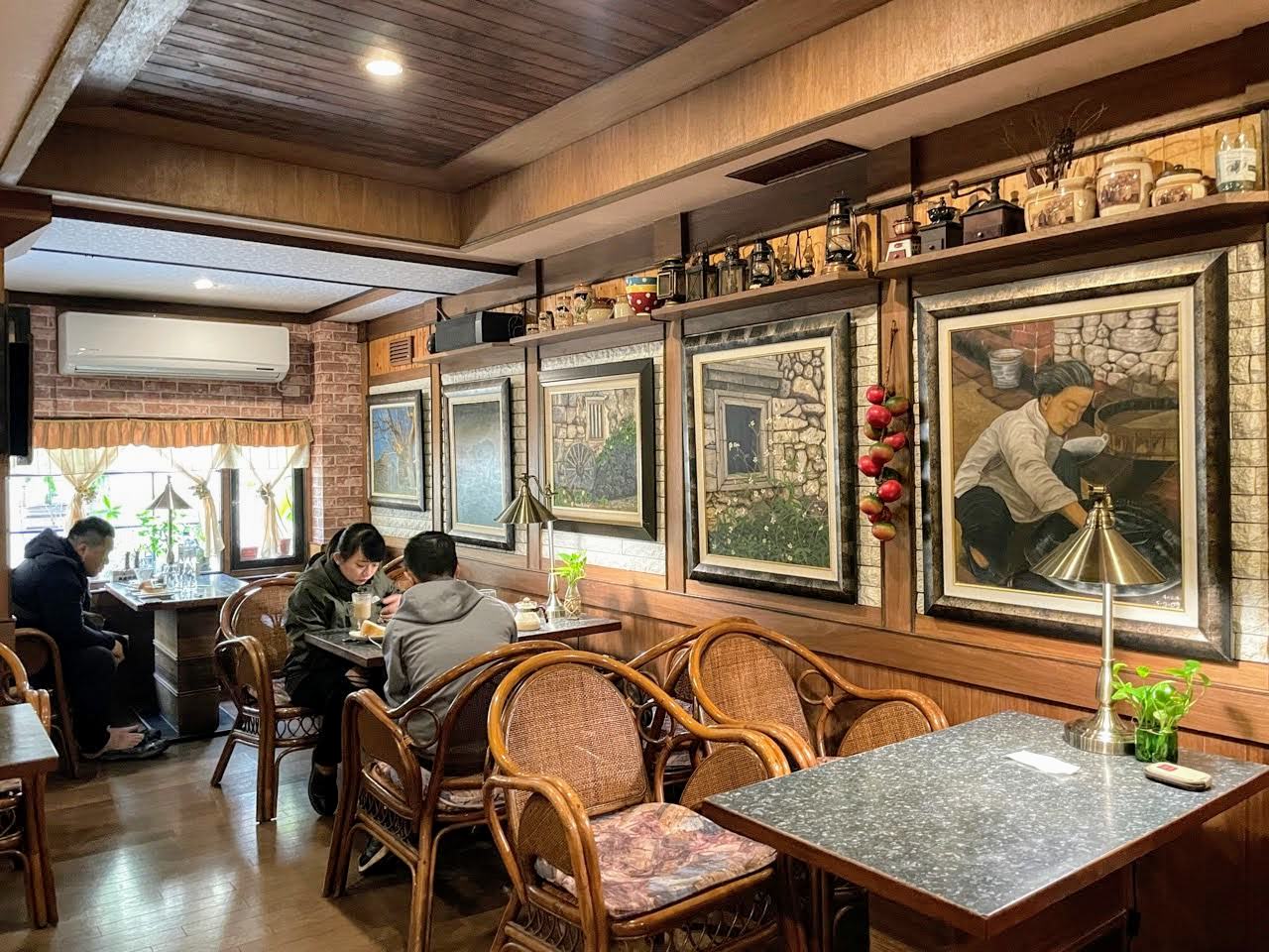 蒙地卡羅咖啡館。十七又二分之一巷的美麗魔法小屋