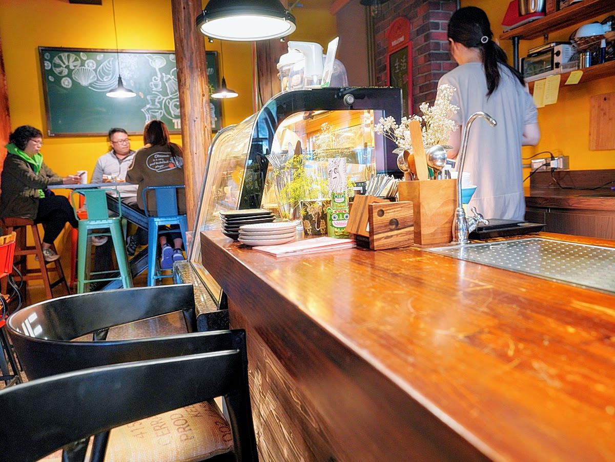 狐獴咖啡館。澎湖溫馨木質風格小店｜酷酷的超人美麗版娘